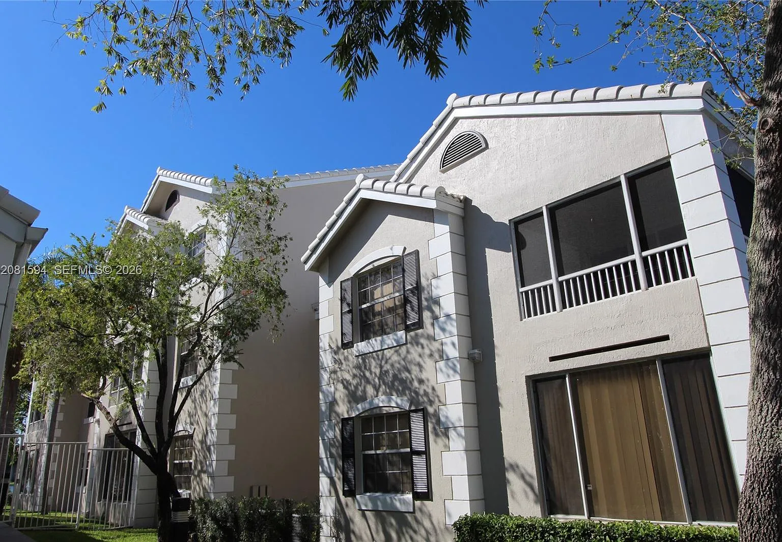 Lakeview Club Condo — Photo 1