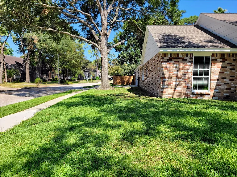 11926 Stillwater Dr — Photo 5