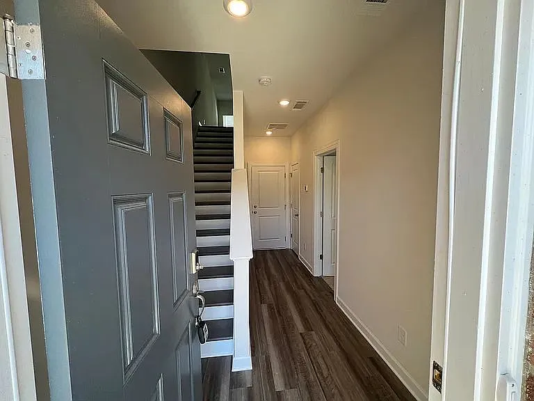 4 bed, 3.5 bath, 2003 sqft, $2,290 — Photo 2