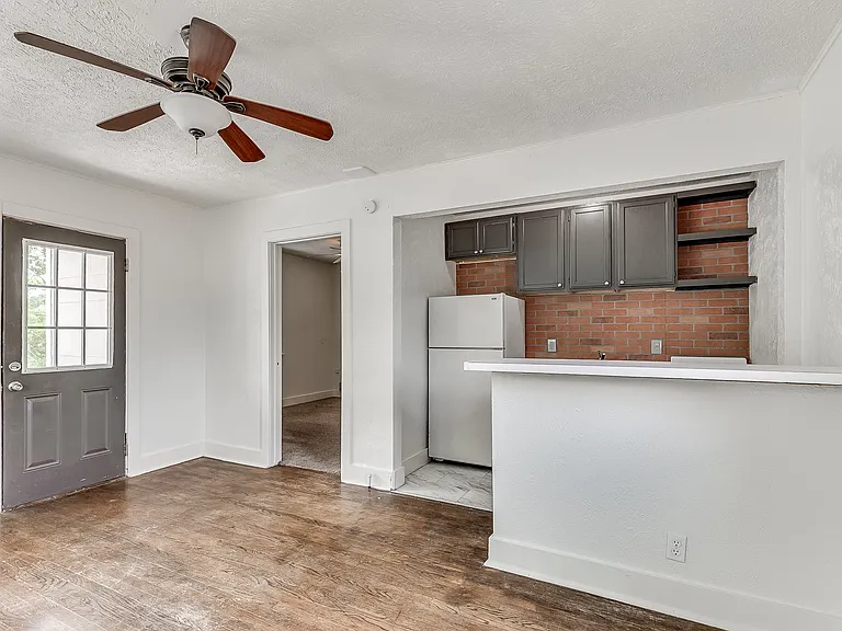 2111 N Linn Ave — Photo 17