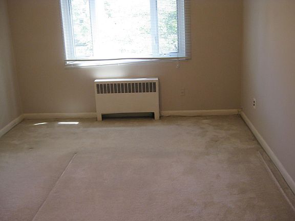 4th image of 10404 Montrose Ave