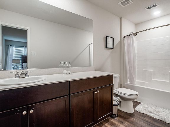 3rd image of 425 Sweetshade Ln