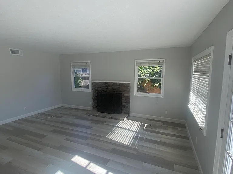 325 S Brookshire Ave — Photo 2
