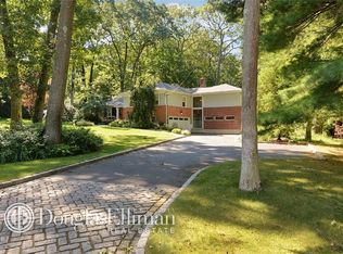 1 Sparrow Ln, Huntington, NY 11743