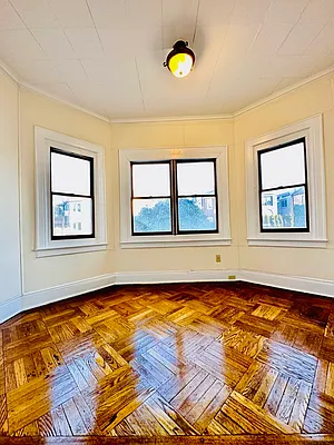 Rented by Zikos Realty Services | media 1