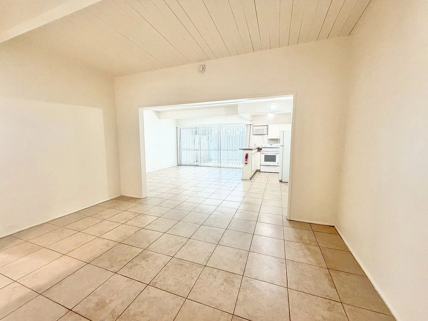 Available Now! Studio / 1 Bathroom Apartment In Palm Springs! — Photo 4