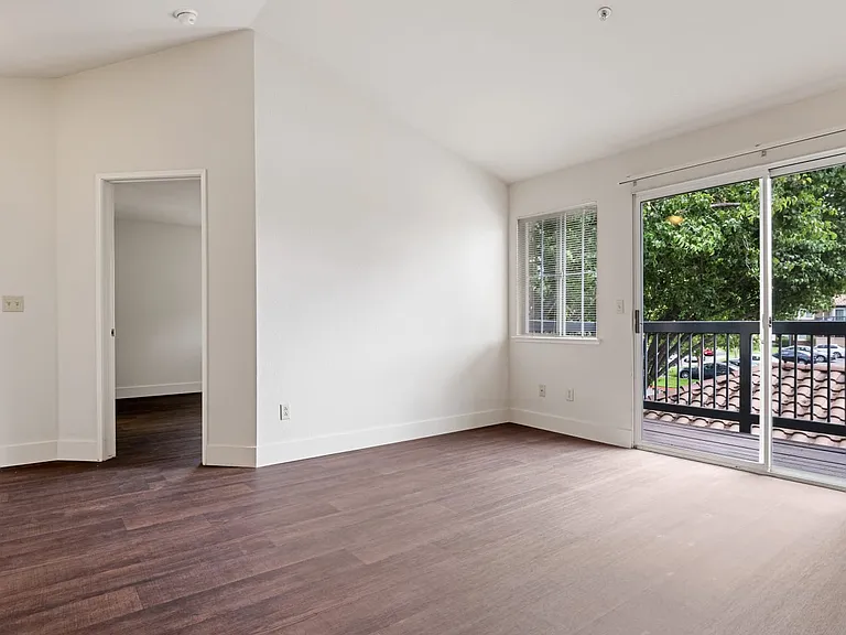 La Vina Apartments — Photo 7