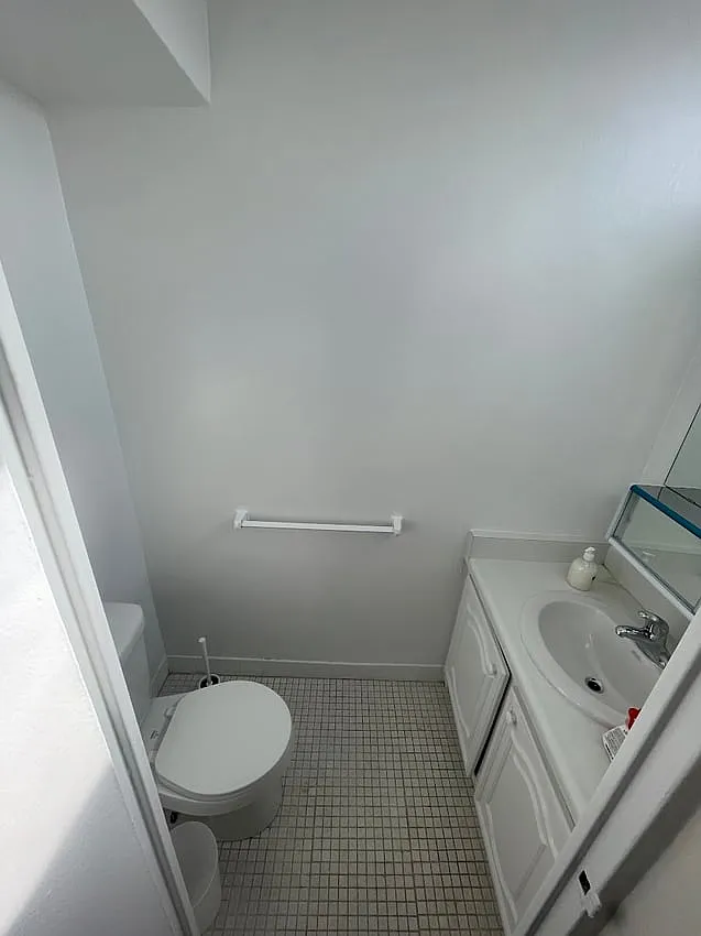 Deluxe Room with Powder Room - Carlton St & Homewood Ave — Photo 4