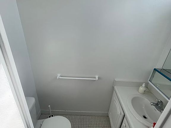 4th image of 140 Carlton St #805B