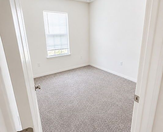 4th image of 811 Serenade St NW