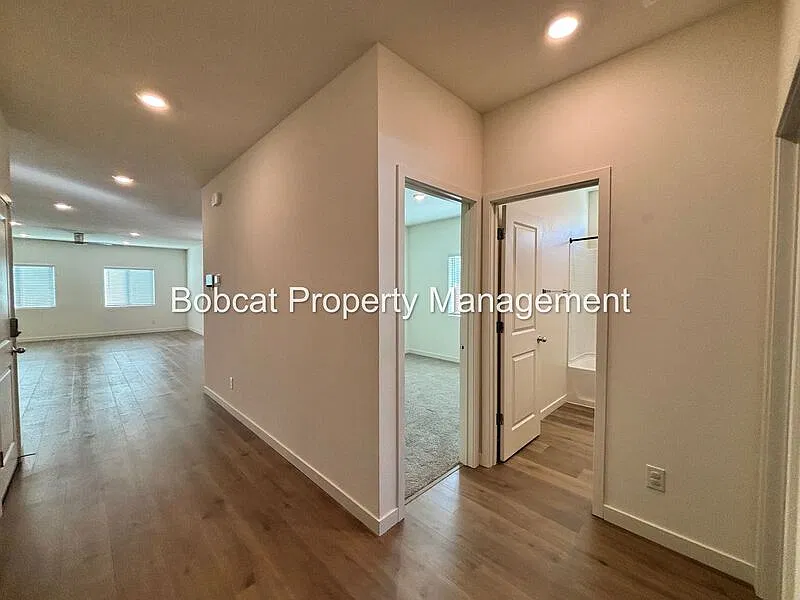 3 bed, 2.0 bath, 1498 sqft, $2,640 — Photo 2