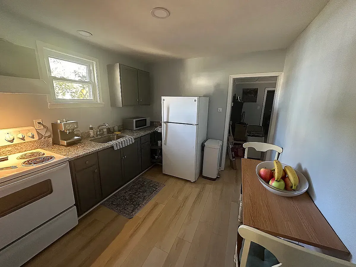 600 W 6th St — Photo 3