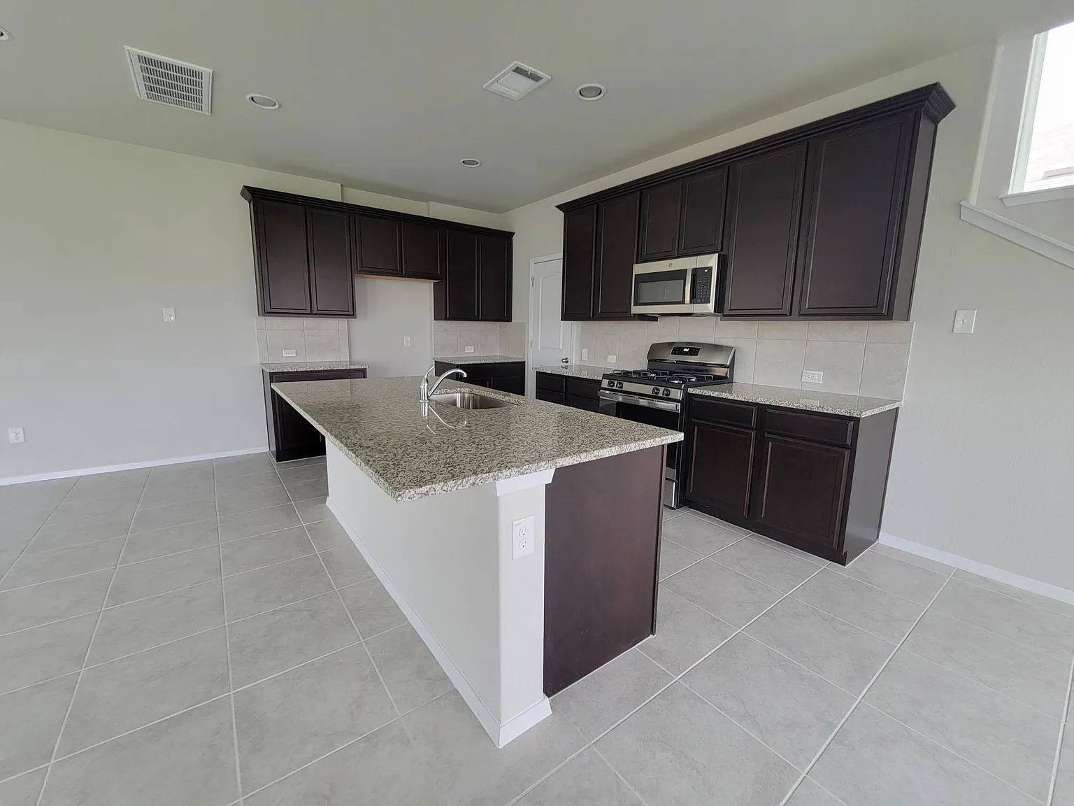 3 bed, 2.5 bath, 1704 sqft, $2,295 — Photo 4