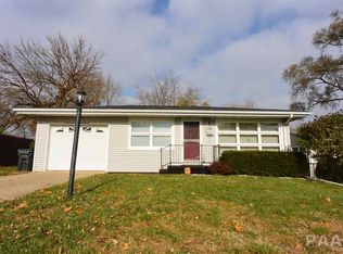 1405 Loretta St, Pekin, IL 61554