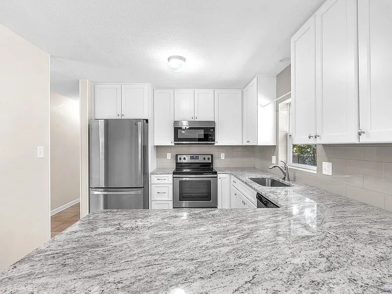 385 Lincoln Ave — Photo 15