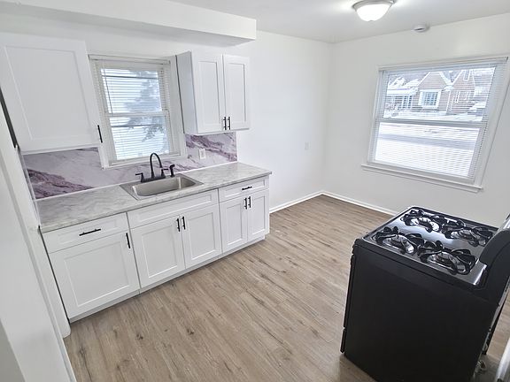 5th image of 8668 Rosemont Ave