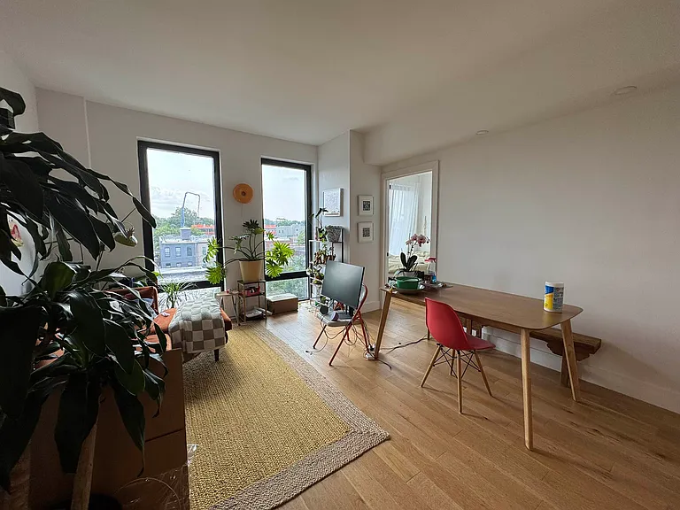 1661 Summerfield St #4G — Photo 8