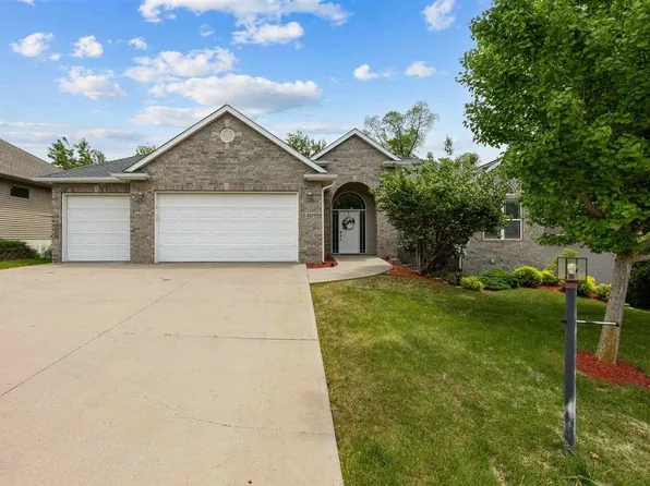 923 Forest Edge Cir, Coralville, IA 52241