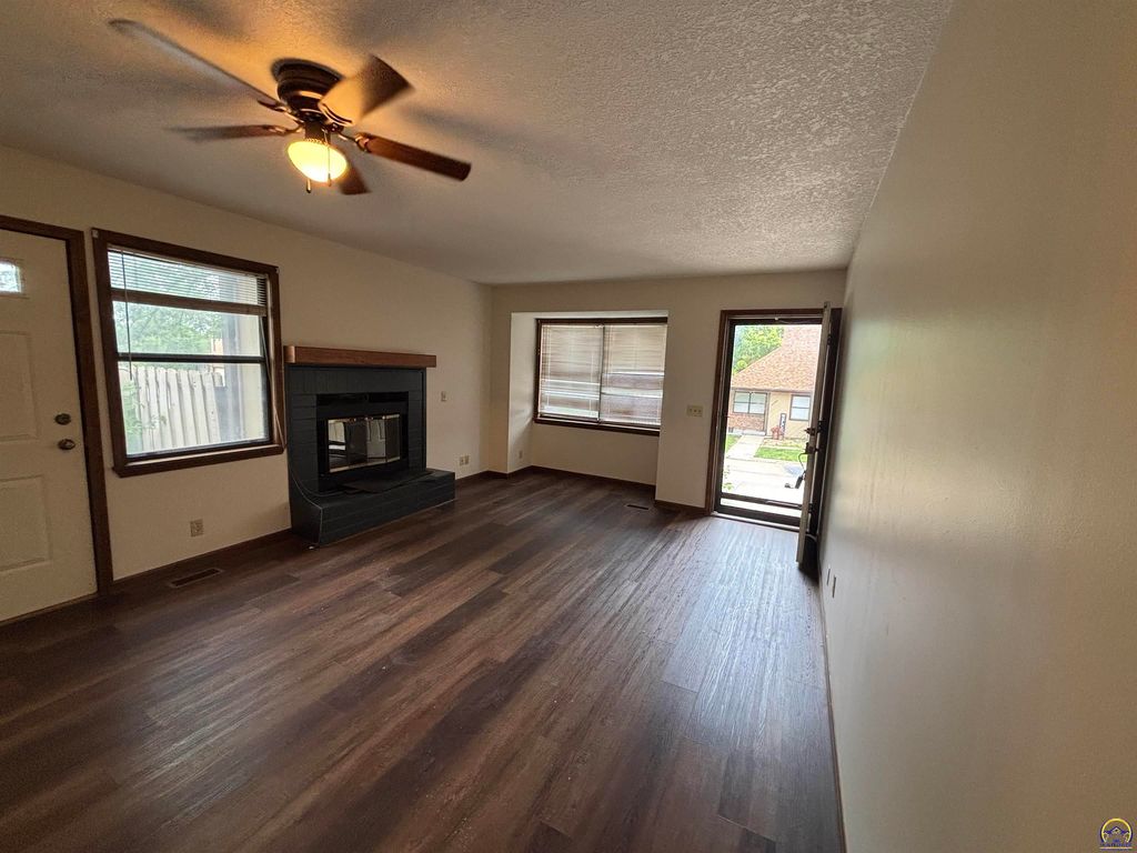2207 W 23rd Ave, Emporia, KS - More