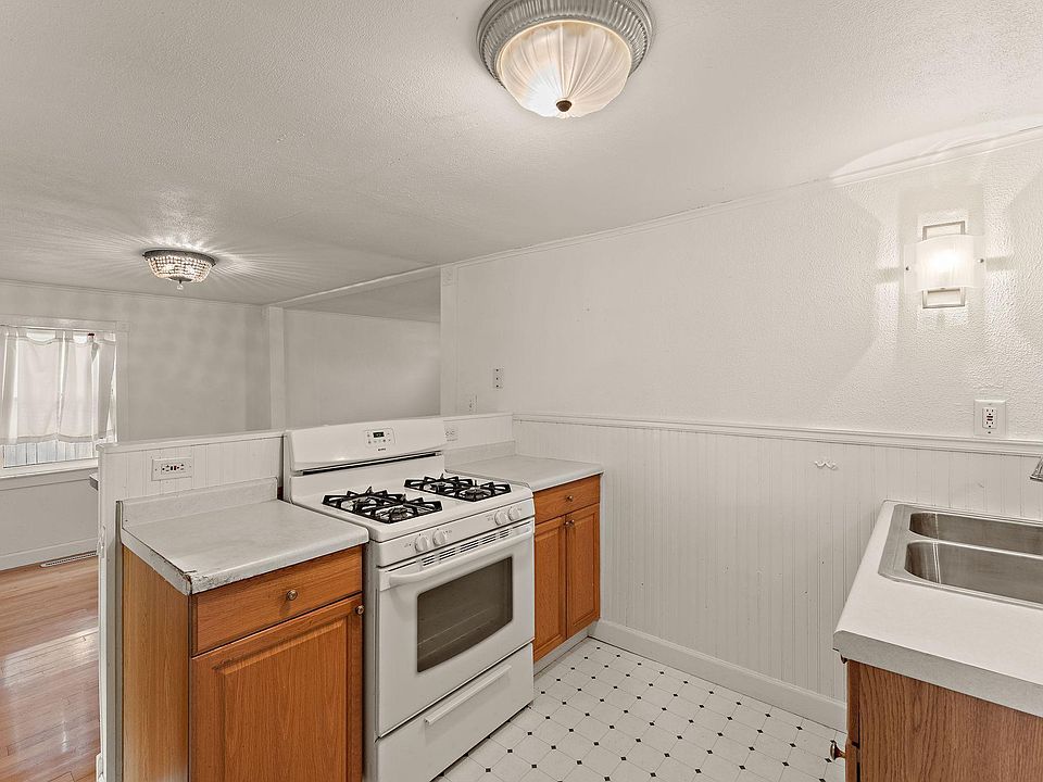 7th image of 415 Chestnut St E