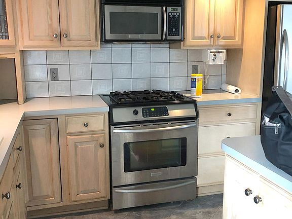 Kitchen, 2 ovens & microwave