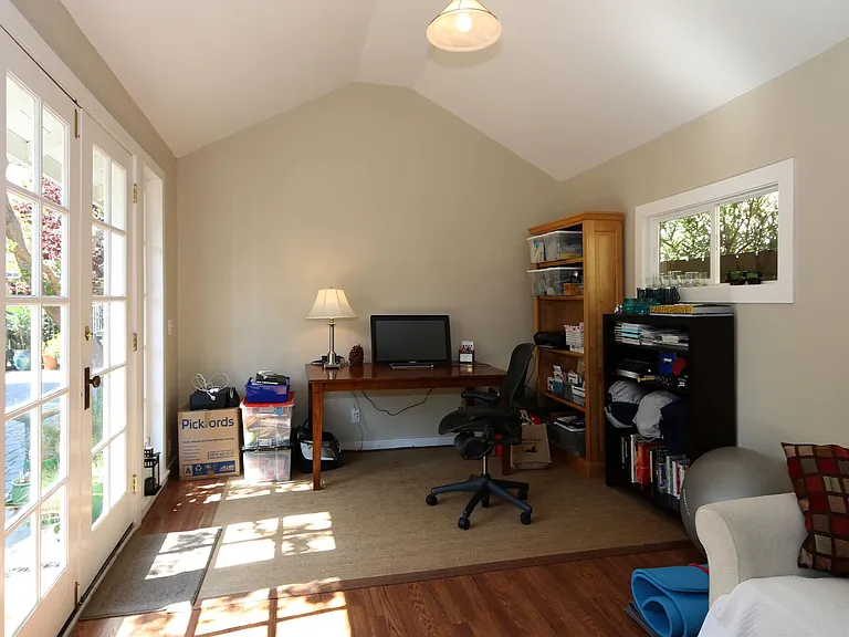 2050 Brewster Ave — Photo 19