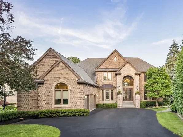 2972 Orchard Pl, Orchard Lake, MI 48324
