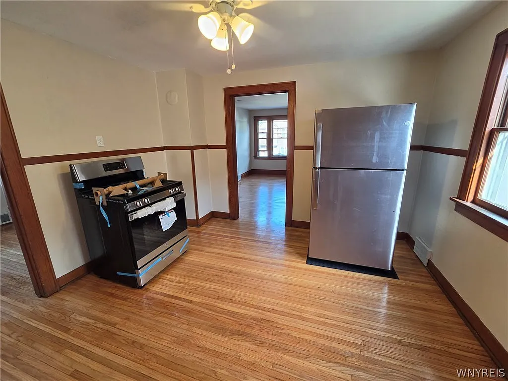 3 bed, 1.0 bath, 1912 sqft, $1,200 — Photo 2