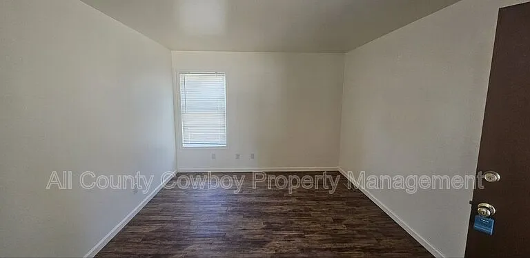 1017 E 8th St — Photo 8