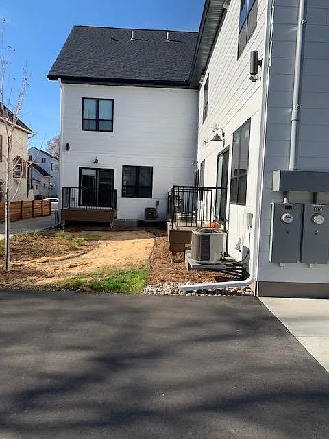 1114 16th Ave SE — Photo 2