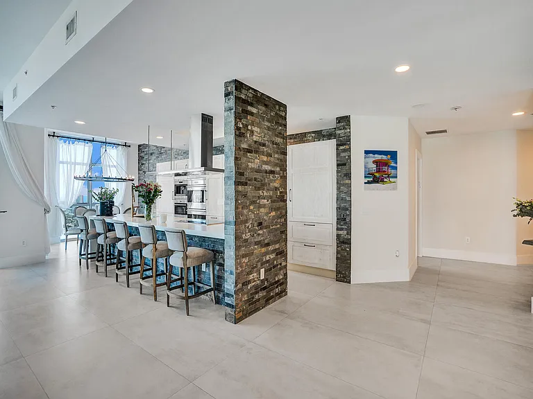 17301 Biscayne Blvd — Photo 8