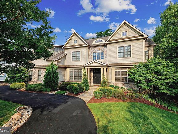 2nd image of 10619 Willowbrook Dr