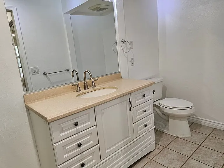 453 Ivy St — Photo 5
