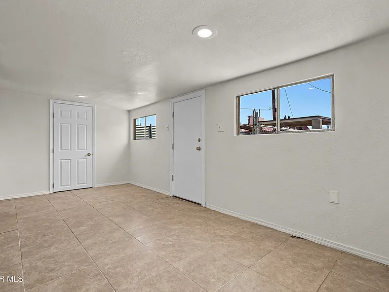 209 N Seville Dr #B — Photo 9