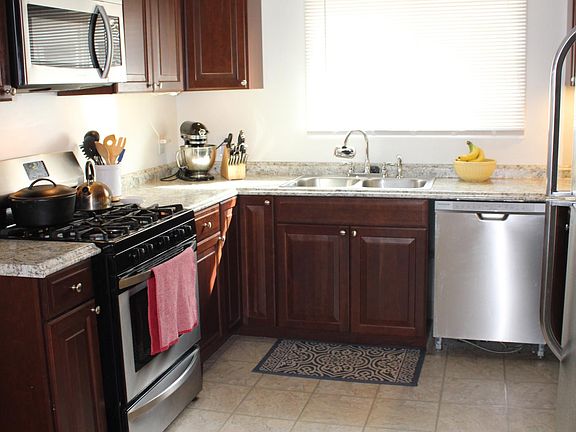 5th image of 37 Crestwood Ave #2