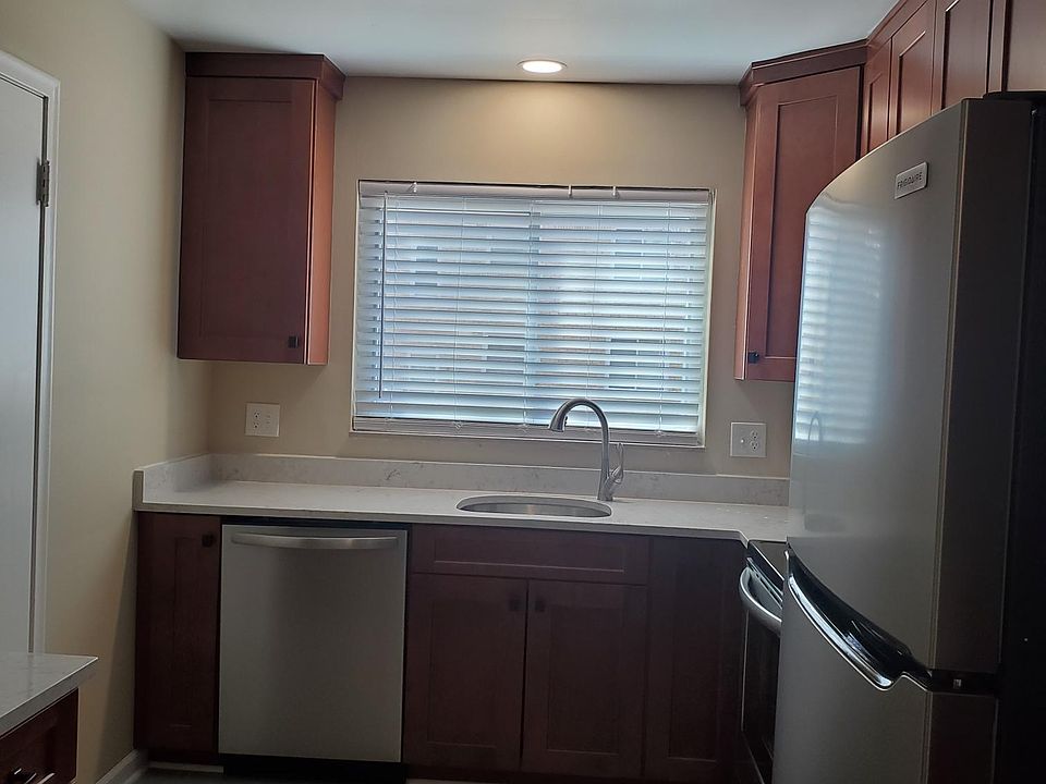 1st image of 324 Catalpa Dr Unit 324