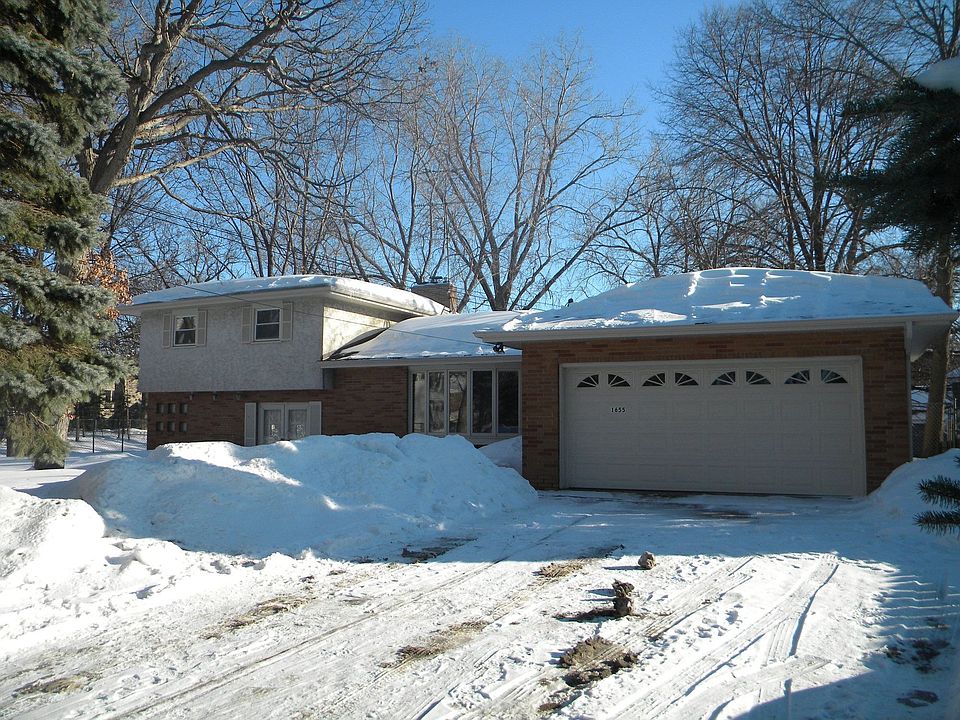 Great four bedroom home on prviate wooded cul-de-sac lot, close to lk johanna