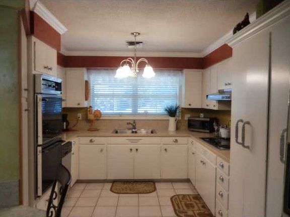 5th image of 202 S William Dr