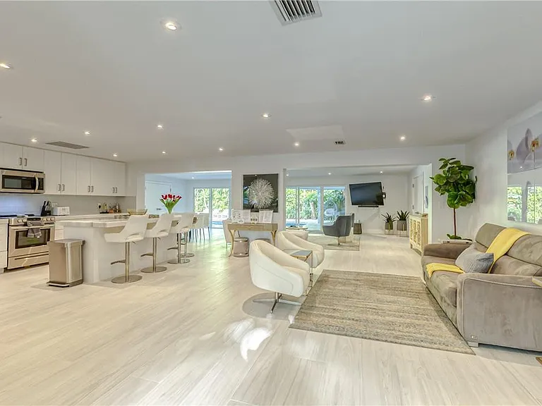 1800 SE Admirals Way — Photo 18