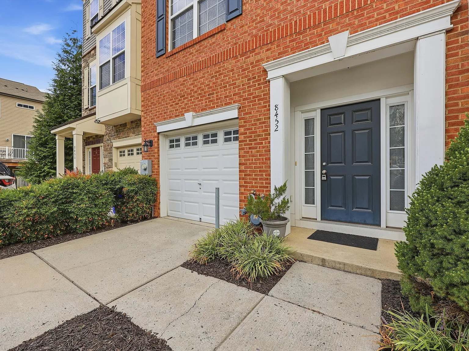 3 bed, 3.5 bath, 2200 sqft, $3,100 — Photo 2