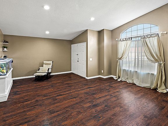 3rd image of 43917 Balmuir Ave