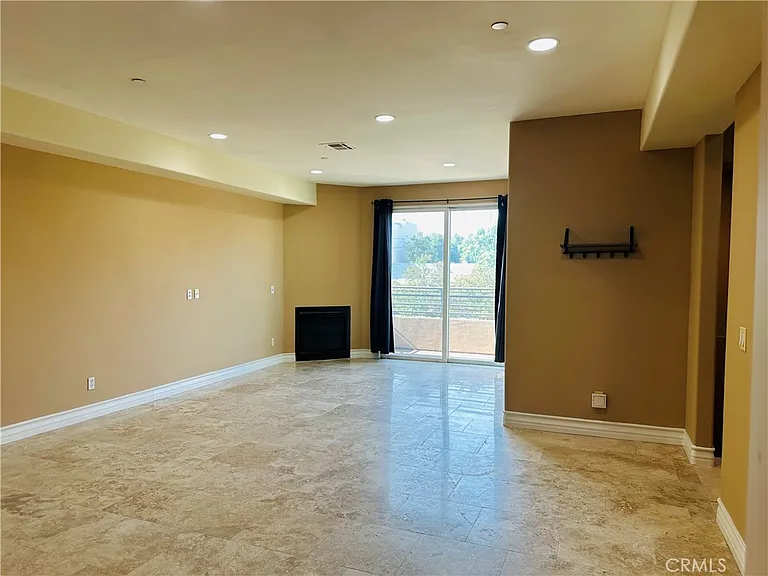 5555 Carpenter Ave #4 — Photo 6