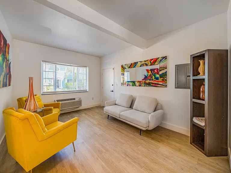 2BD, 2BA LIVING ROOM