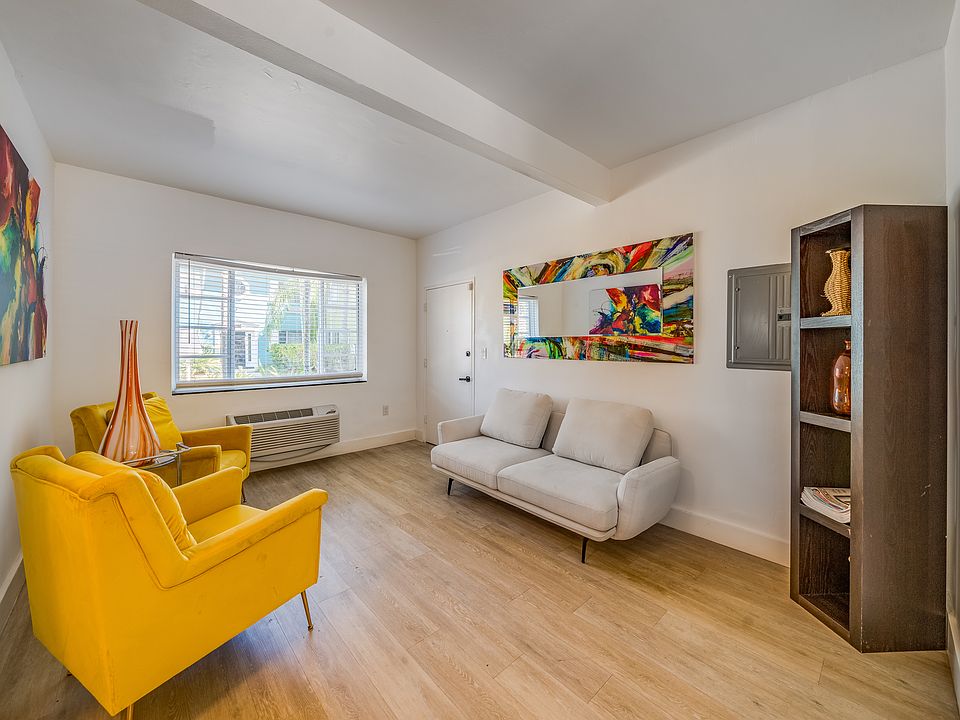 2BD, 2BA LIVING ROOM