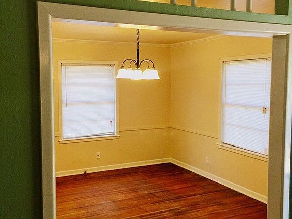 4th image of 1009 Fort Worth St