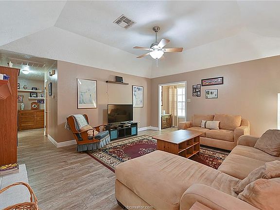 3rd image of 3708 Ravenwood Dr