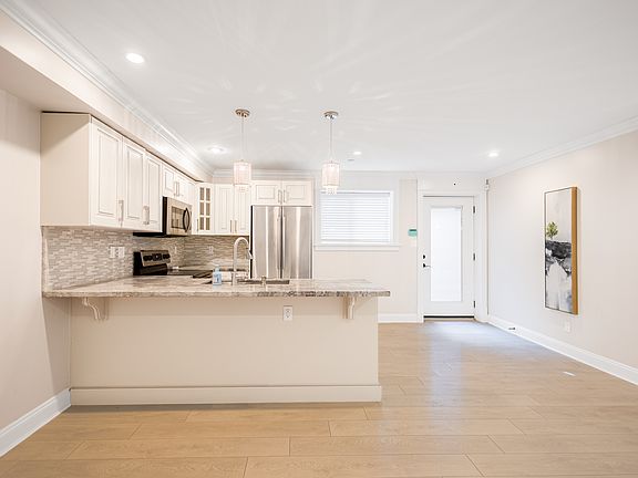 2nd image of 65 Glengarry Cres