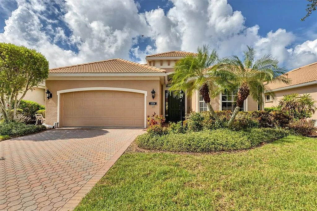 3 bed, 2.0 bath, 2261 sqft, $4,000 — Photo 1
