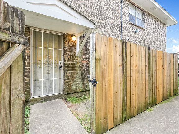 3rd image of 913 W Monterey Ct APT C