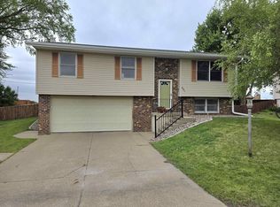 521 Obeche Ct, Dubuque, IA 52003